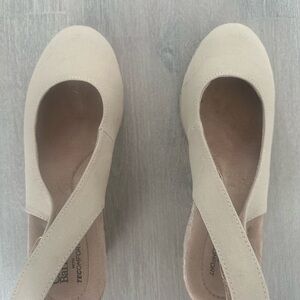 Kohl's Cream Flats Classic Rounded Toe Loafers